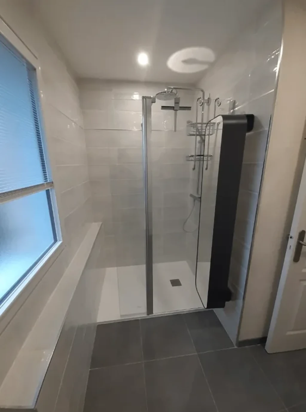 Salle de bain avec douche à l'italienne à Toulouse